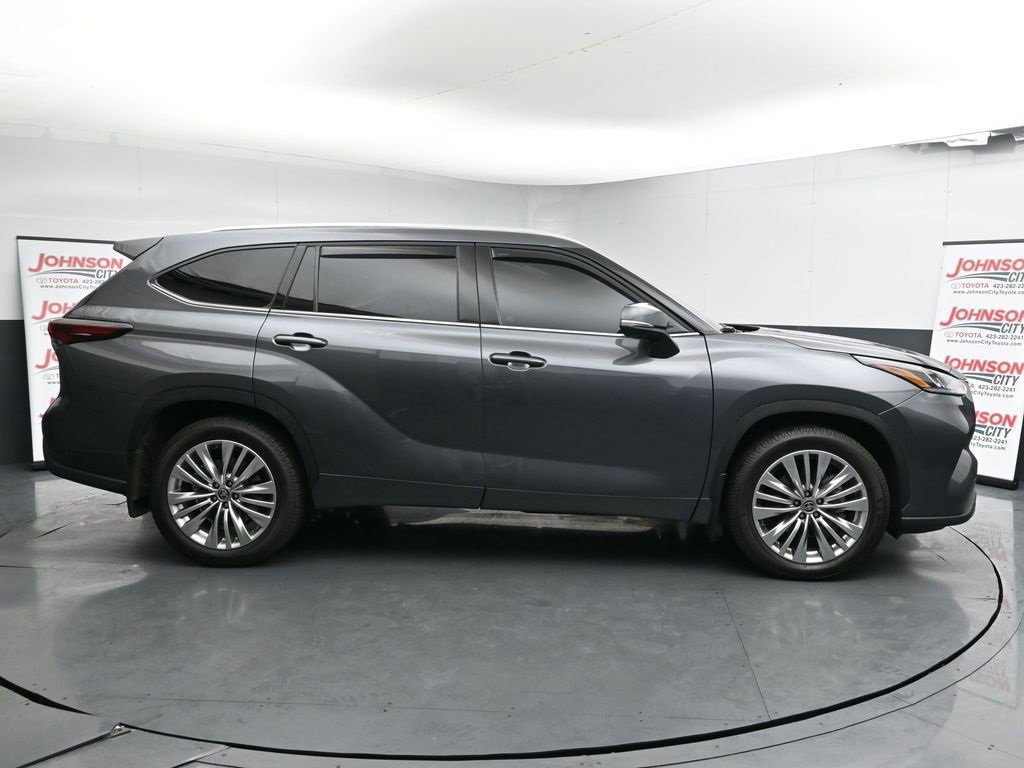 Used 2025 Toyota Highlander Platinum image 9