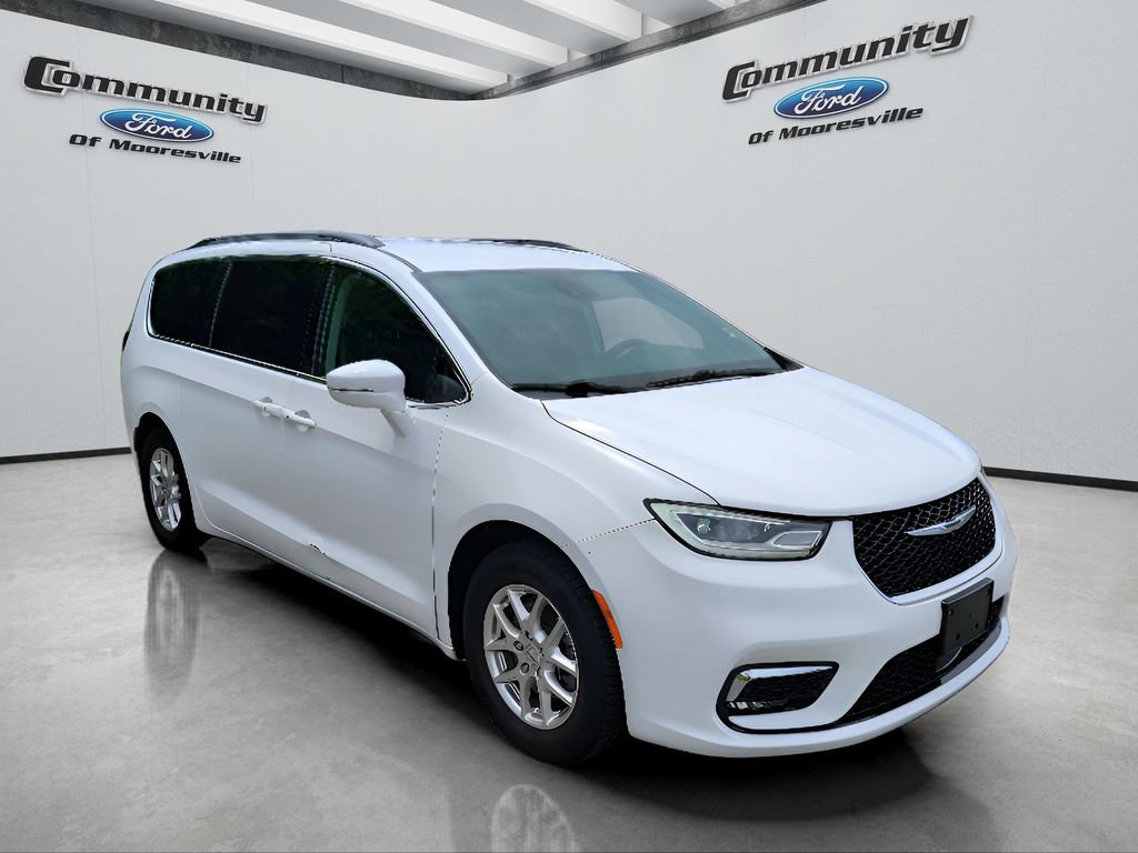 Used 2022 Chrysler Pacifica Touring-L FWD image 3