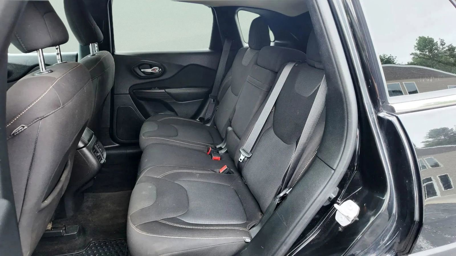 Used 2017 Jeep Cherokee Latitude w/ Cold Weather Group image 34