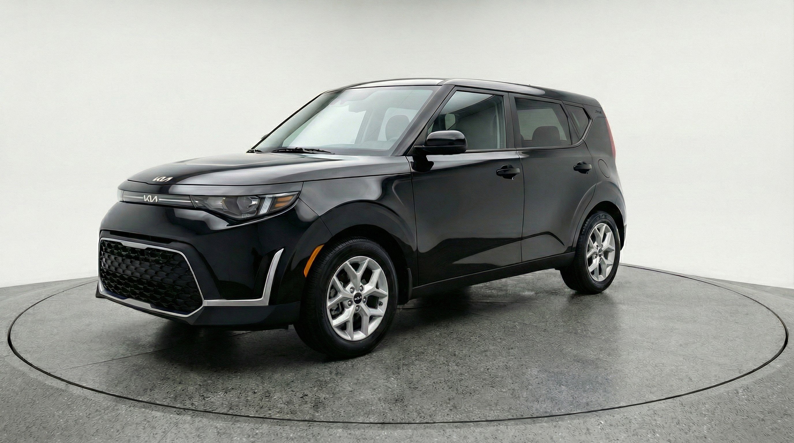 Used 2025 Kia Soul LX w/ LX Technology Package image 3