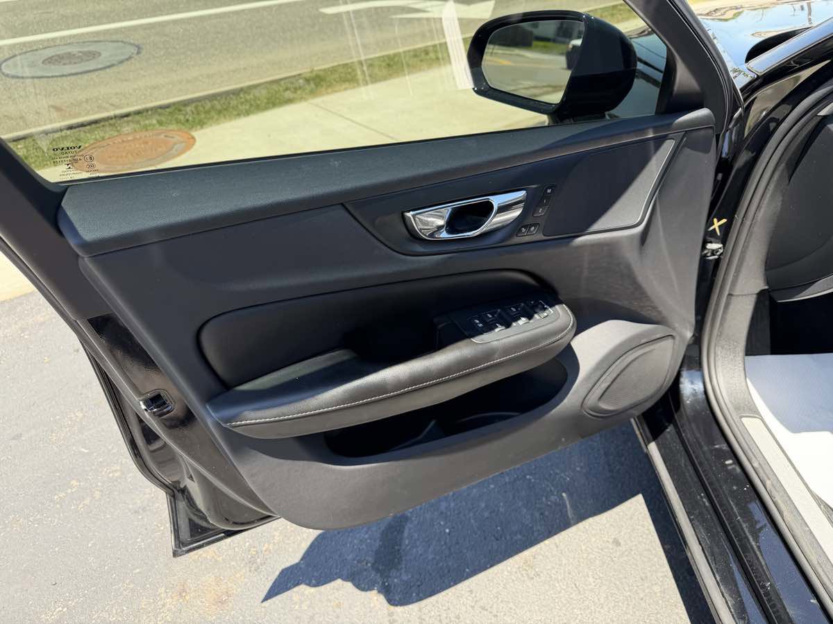 Used 2020 Volvo S60 T6 Momentum AWD/4WD image 11