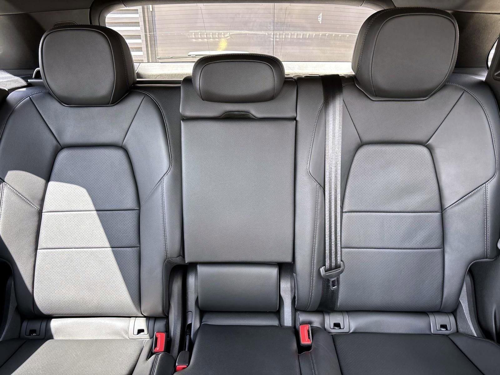 Used 2025 Porsche Cayenne AWD/4WD image 36