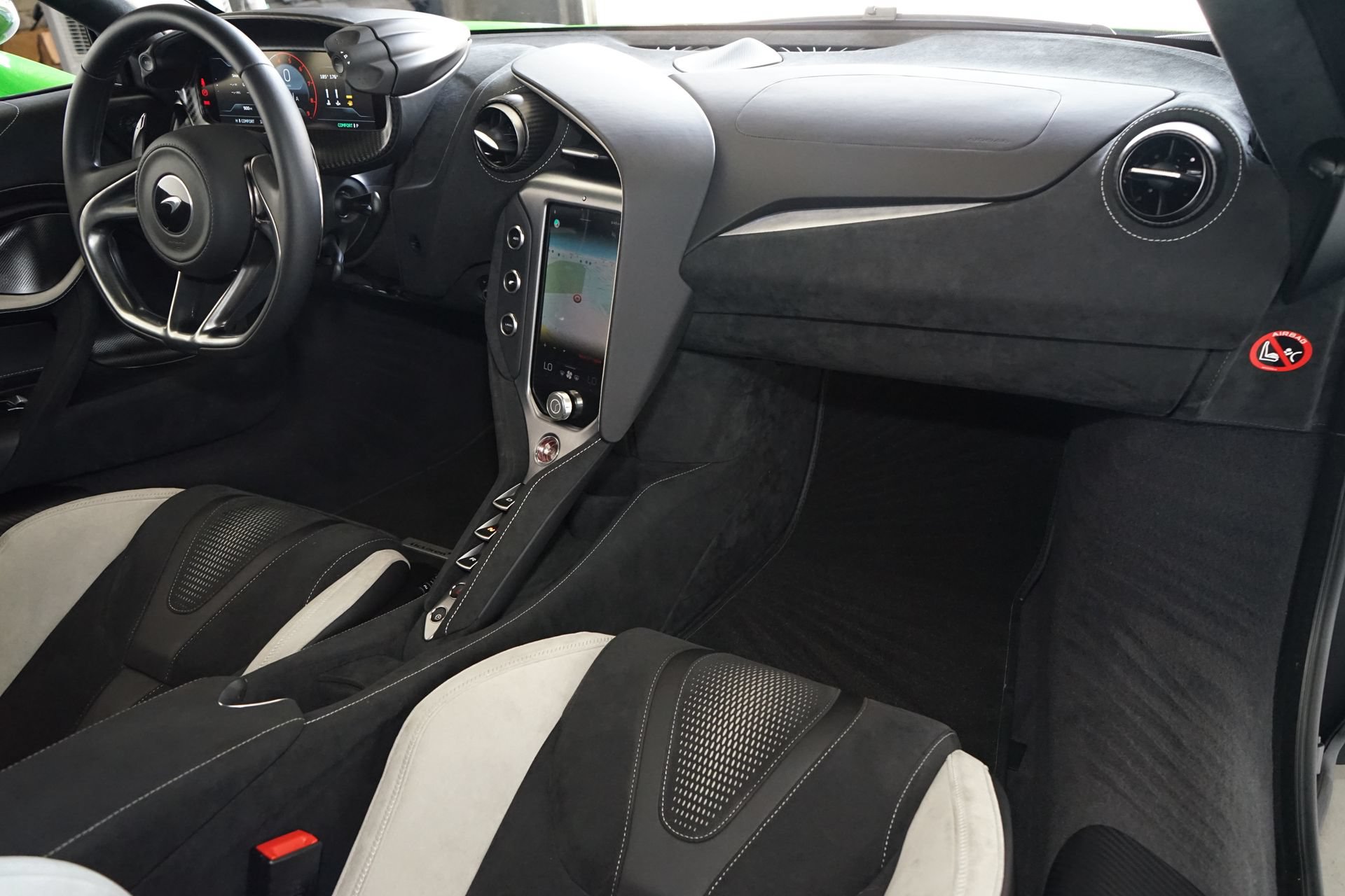 Used 2024 McLaren 750S RWD image 21