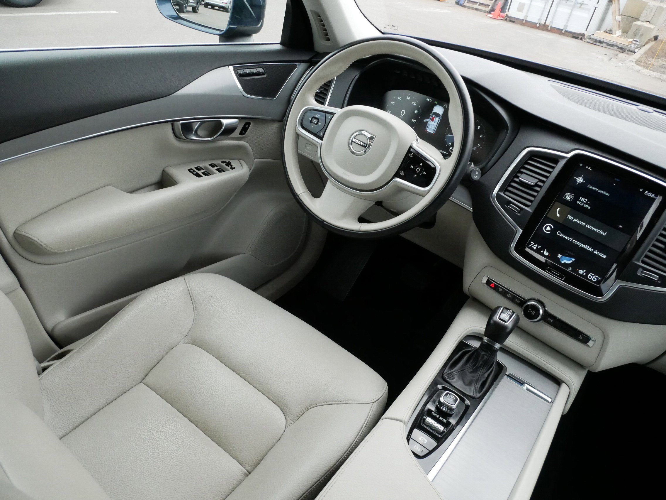 Used 2021 Volvo XC90 T5 Momentum w/ Climate Package image 9