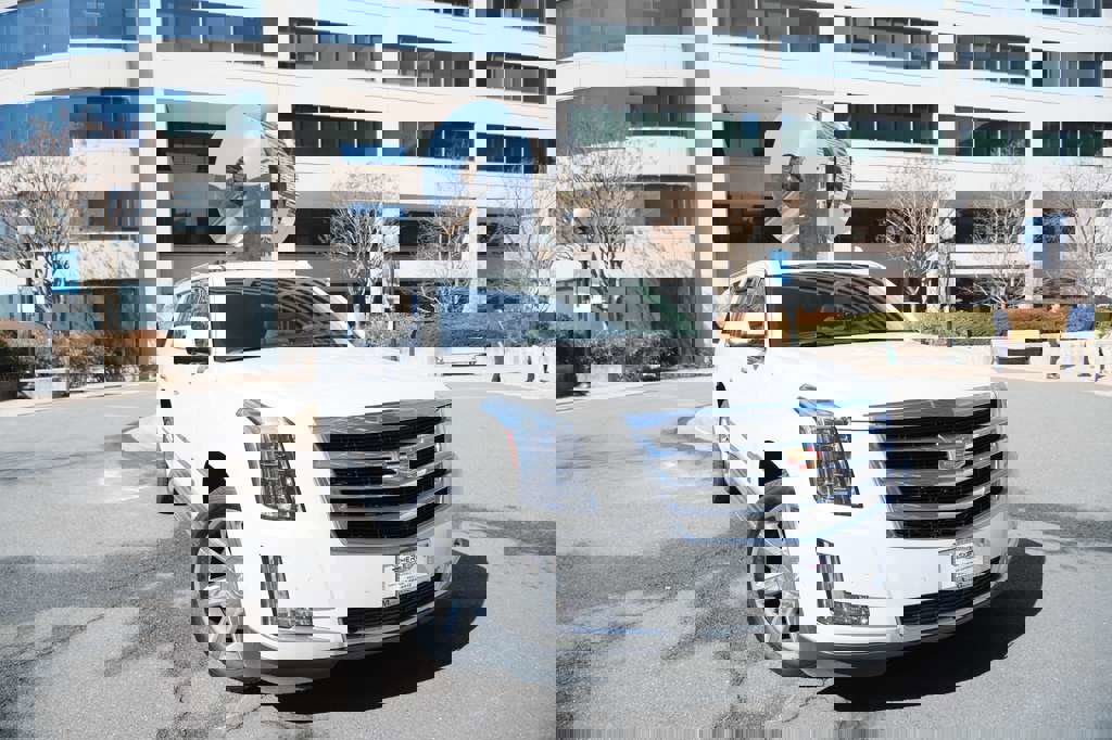 Used 2020 Cadillac Escalade ESV Luxury image 2