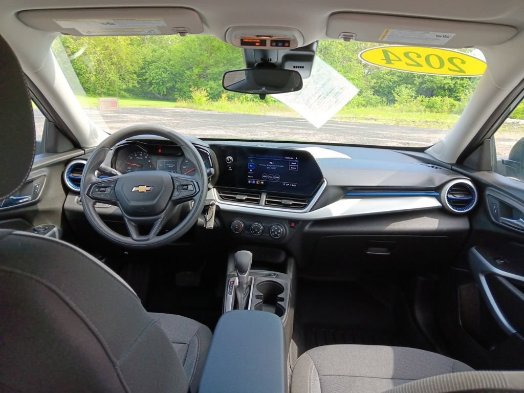 Used 2024 Chevrolet Trax LS w/ Driver Confidence Package FWD image 31