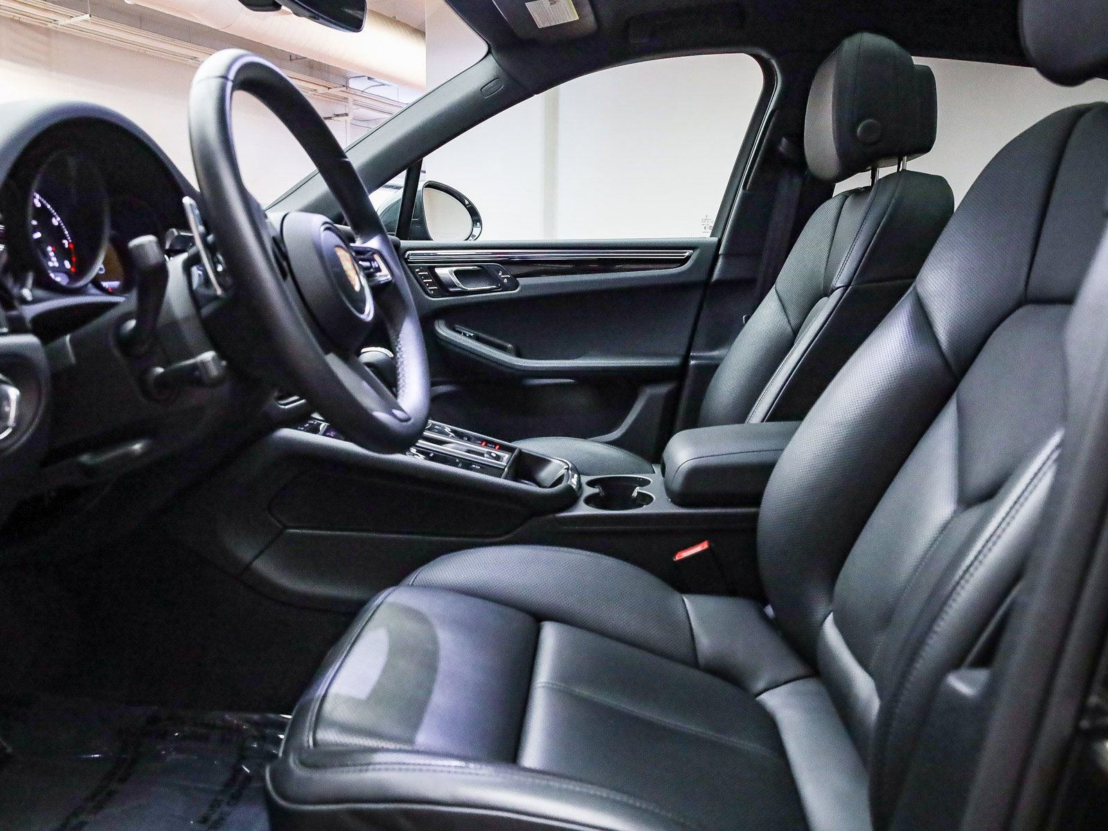 Certified 2025 Porsche Macan image 22