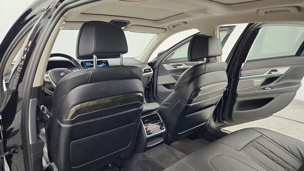 Used 2018 BMW 750i xDrive image 31