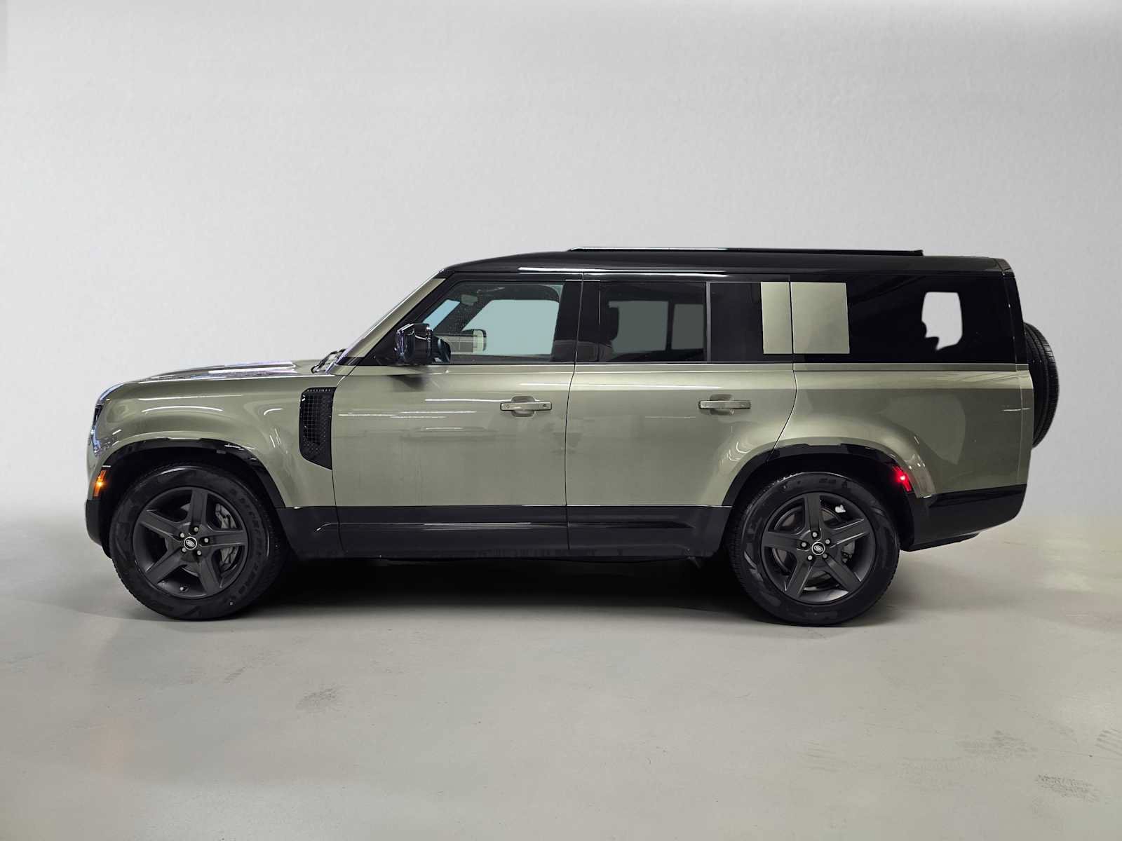 Used 2025 Land Rover Defender 130 X-Dynamic SE AWD/4WD image 2