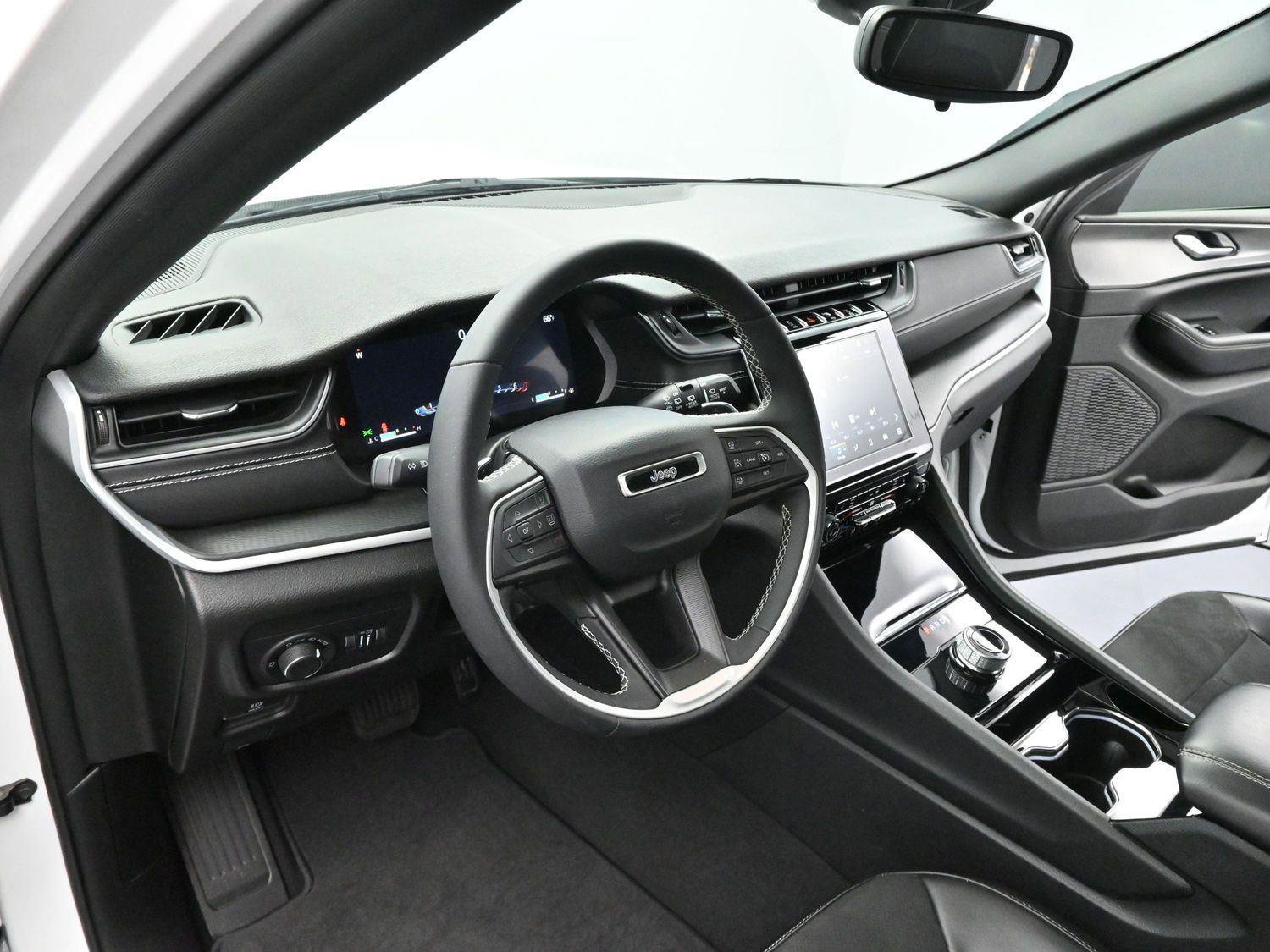 Used 2023 Jeep Grand Cherokee Altitude AWD/4WD image 12