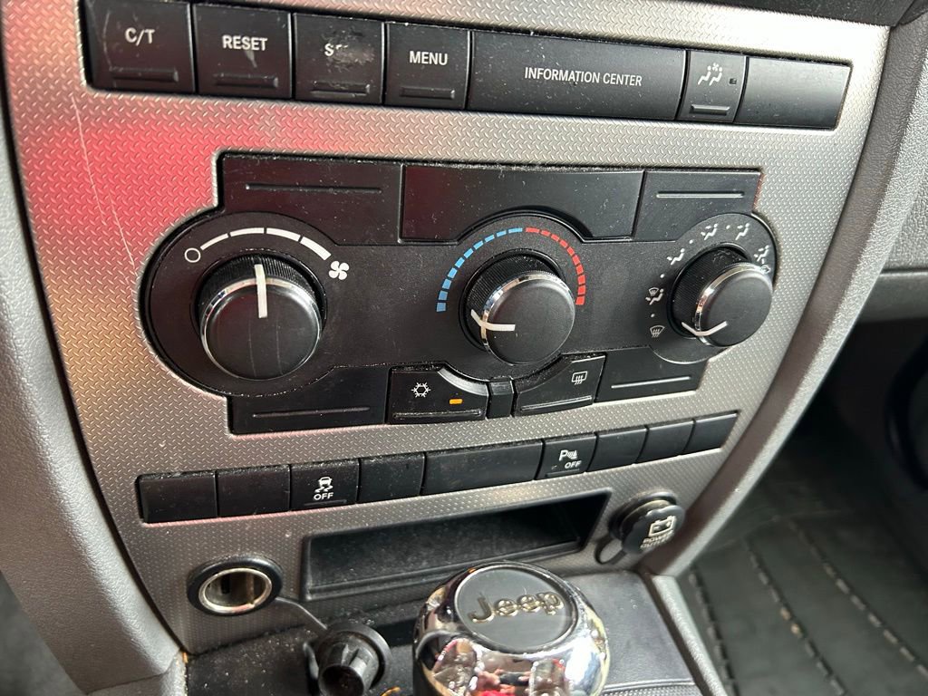 Used 2007 Jeep Commander Sport image 23