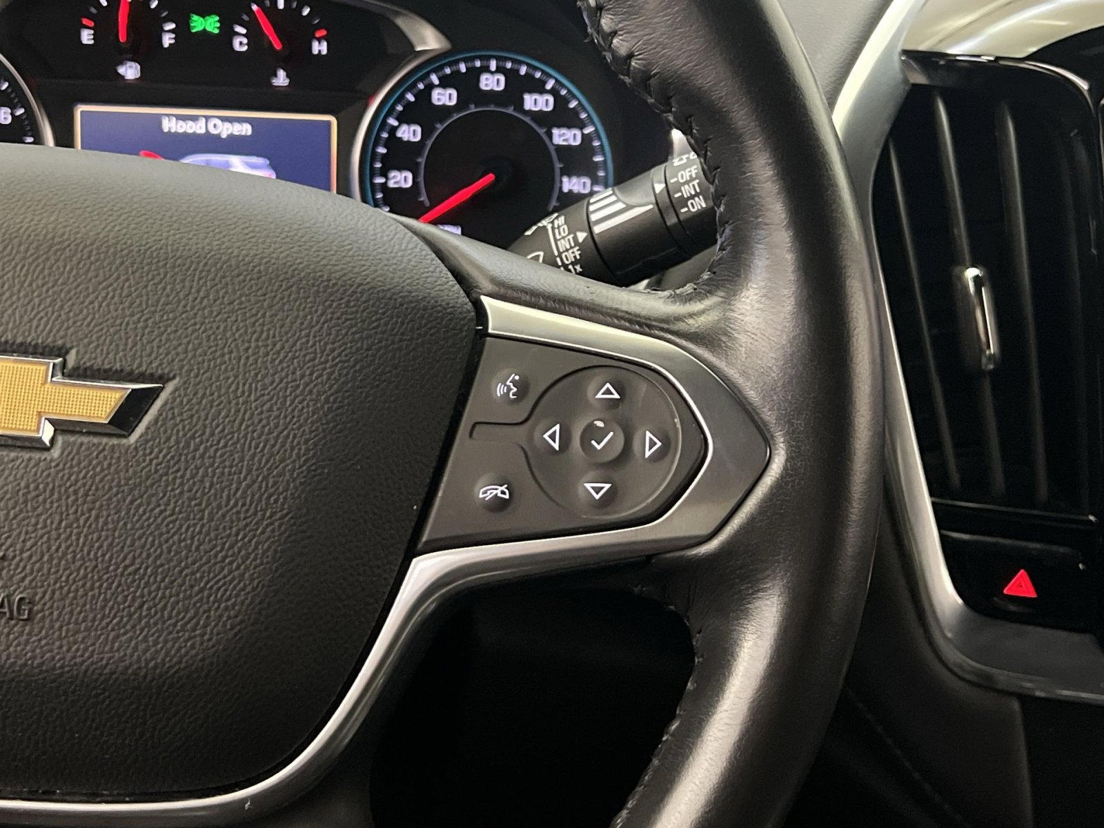 Used 2022 Chevrolet Traverse LT image 33