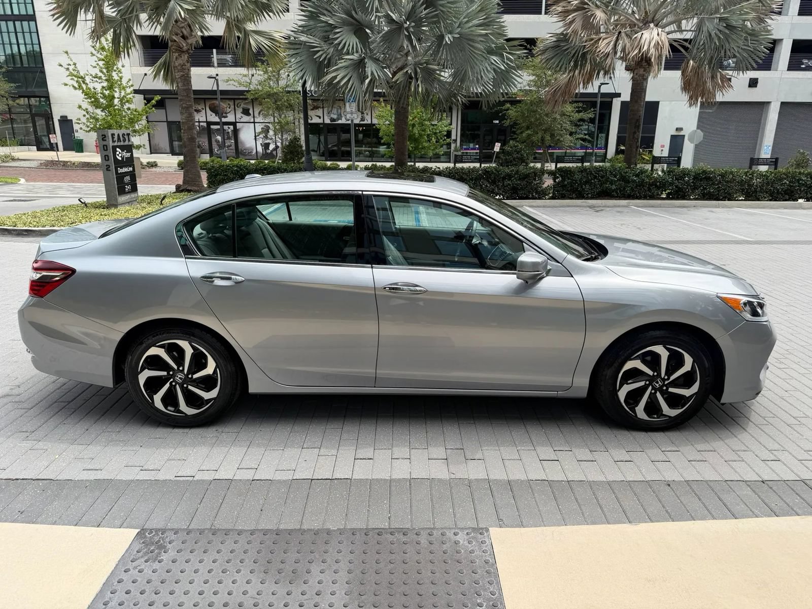 Used 2017 Honda Accord EX-L image 7