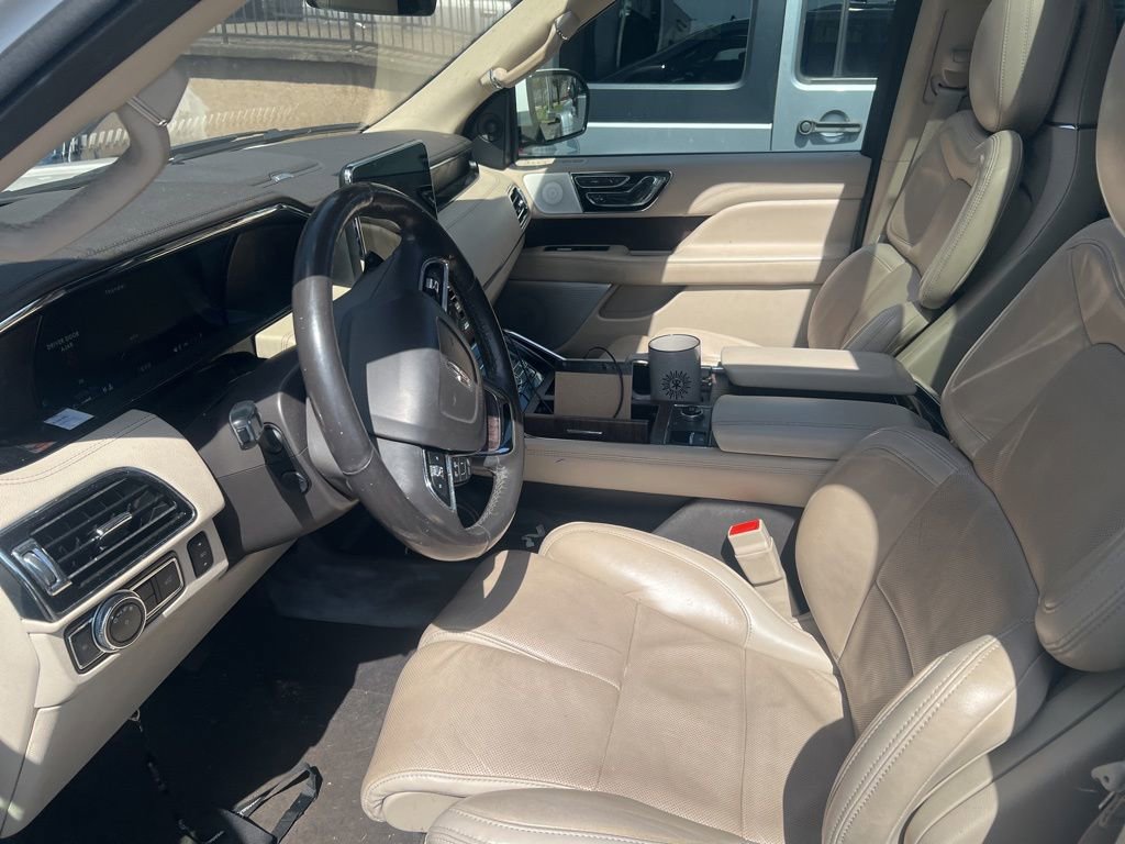 Used 2020 Lincoln Navigator L Reserve w/ Equipment Group 208A Reserve AWD/4WD image 3
