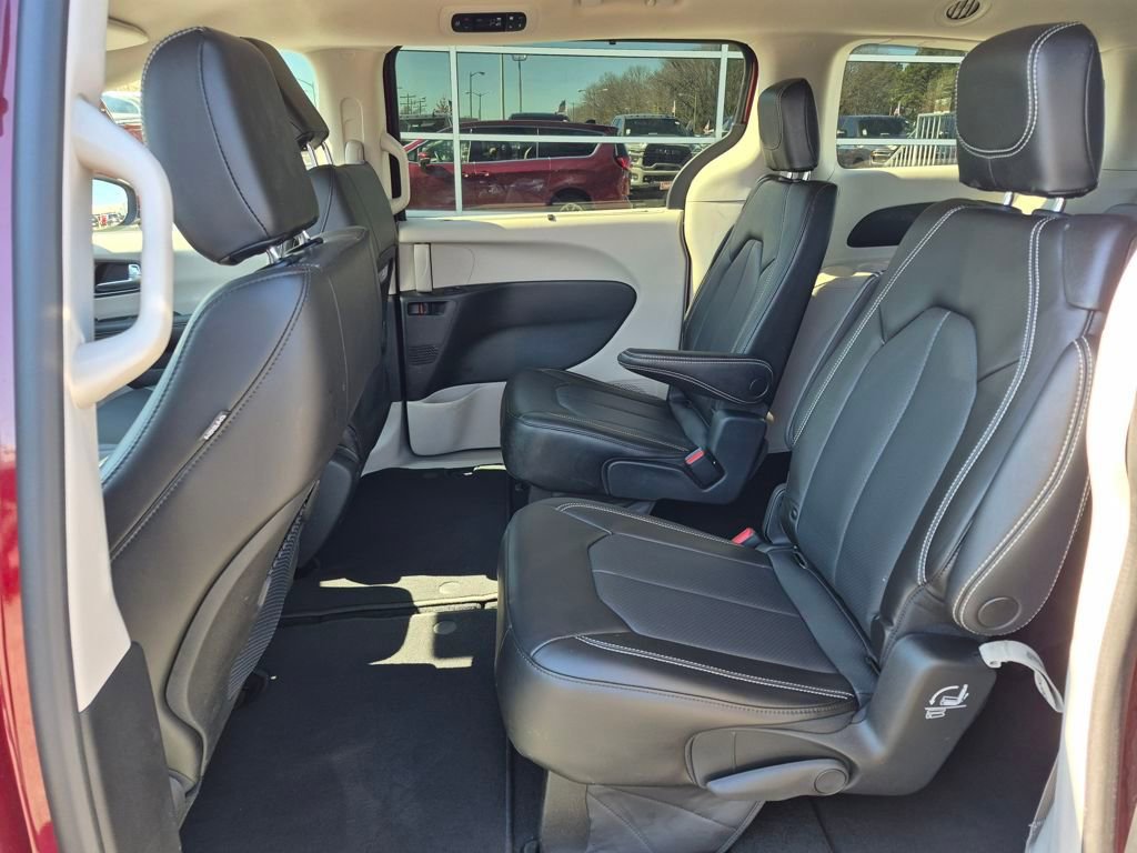 Used 2023 Chrysler Pacifica Touring-L image 16