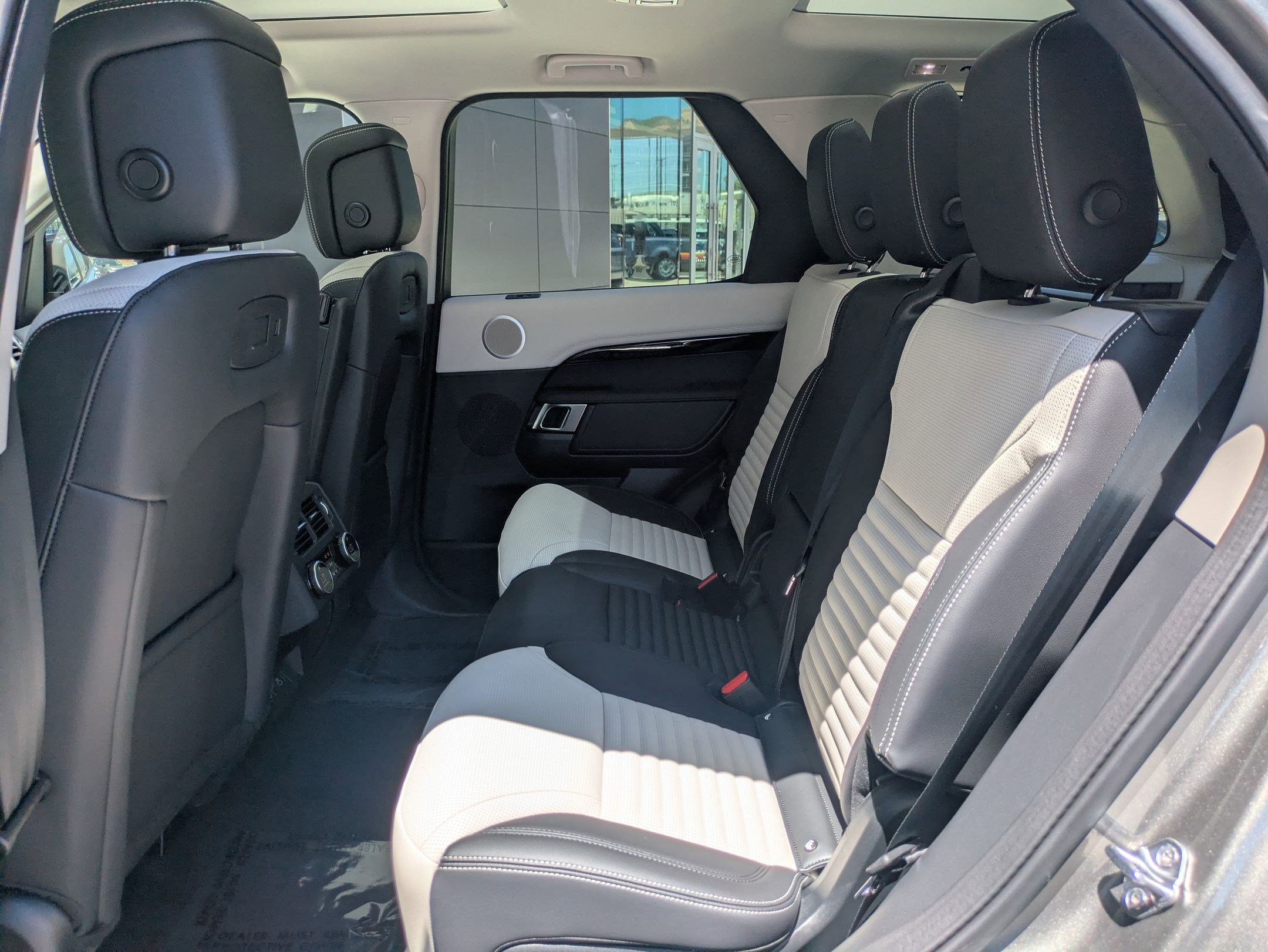 New 2025 Land Rover Discovery S image 17