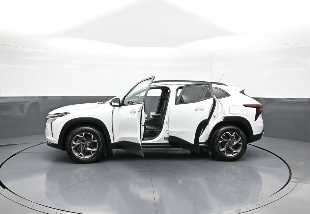 Used 2025 Chevrolet Trax LT w/ LT Convenience Package FWD image 42
