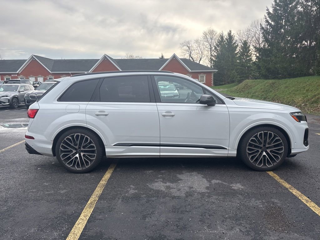 Used 2025 Audi SQ7 Prestige AWD/4WD image 2