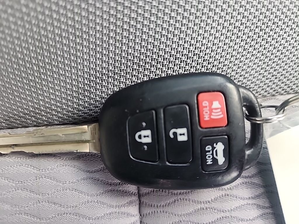 Used 2015 Toyota Corolla LE image 32