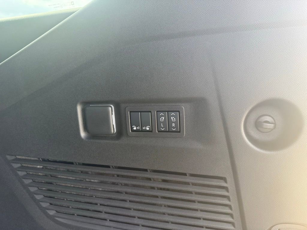 Used 2025 GMC Yukon XL Denali w/ Sun & Power Step Package image 8