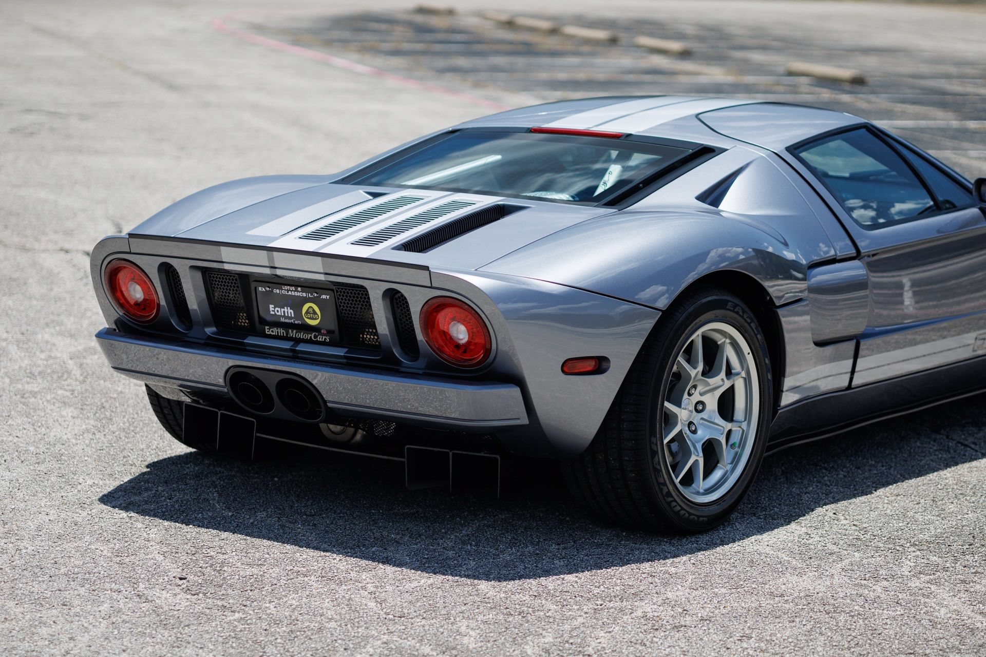 Used 2006 Ford GT RWD image 12