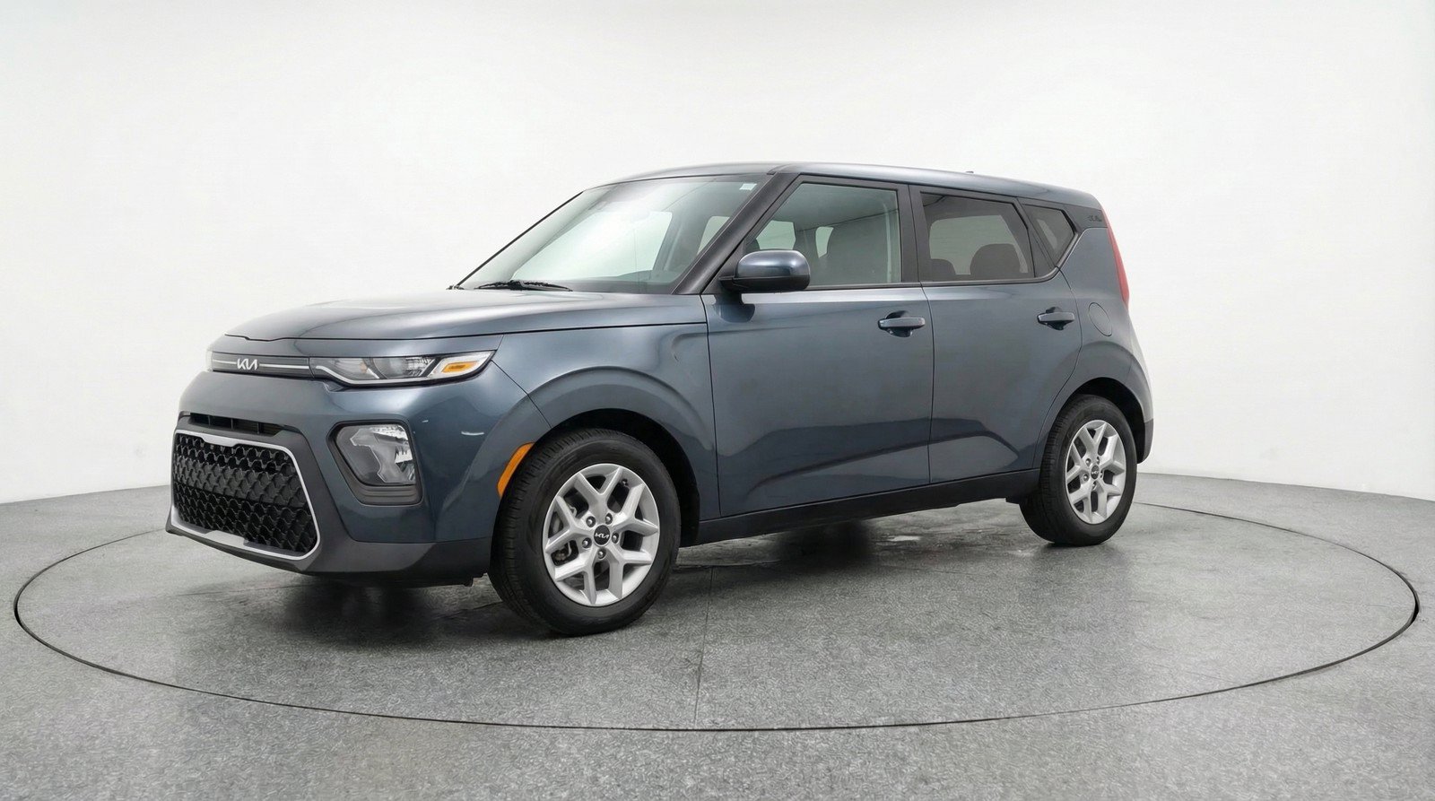 Used 2025 Kia Soul LX w/ LX Technology Package FWD image 3