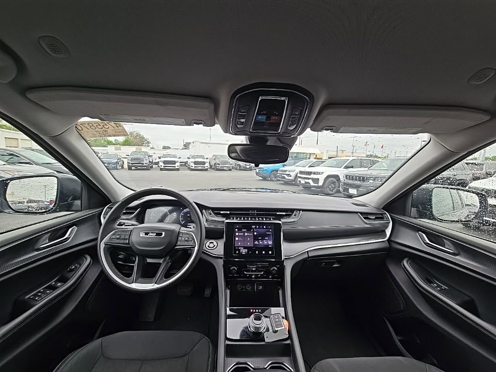 Used 2024 Jeep Grand Cherokee Laredo AWD/4WD image 2