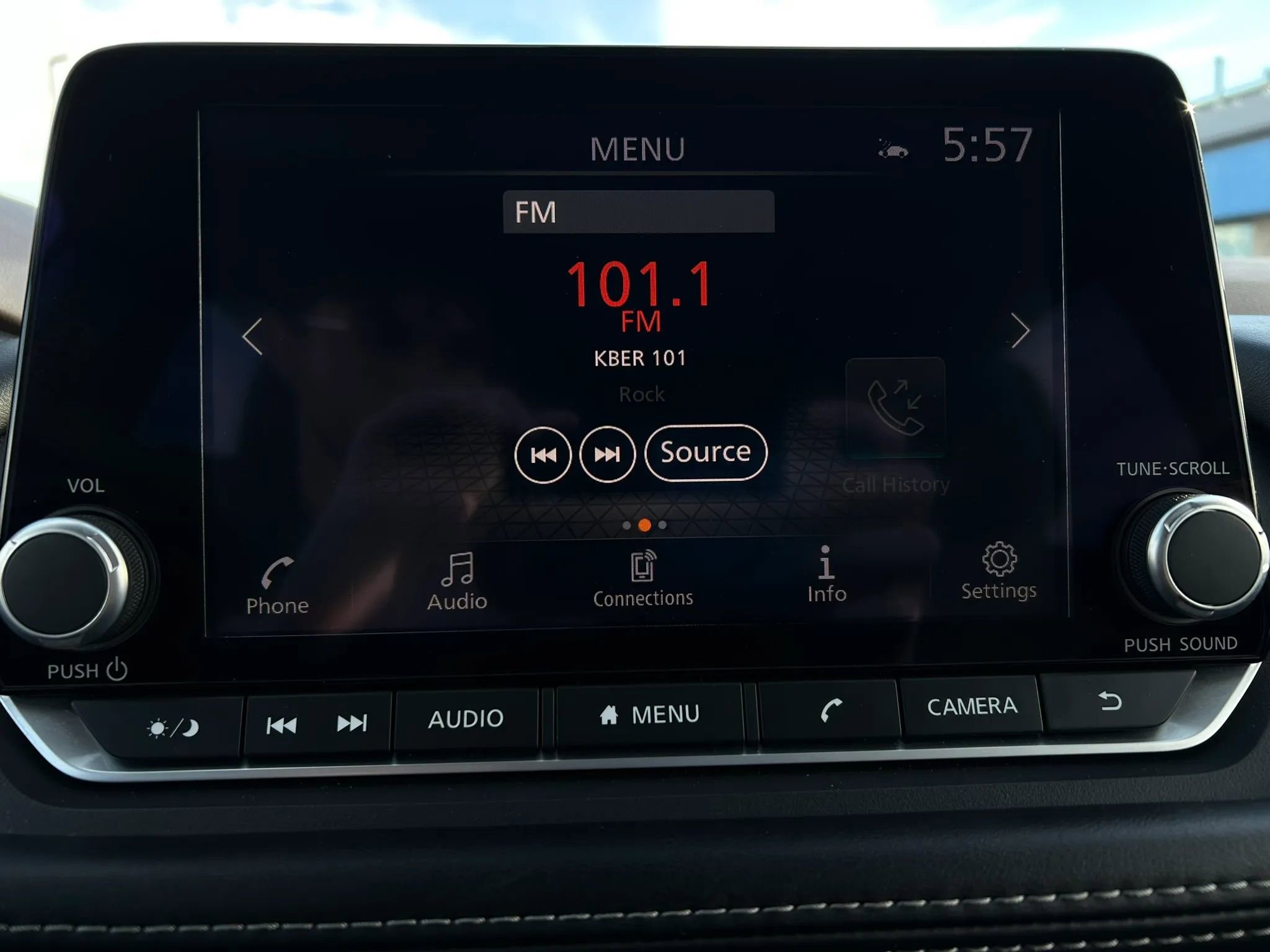 Used 2023 Nissan Rogue SV image 16