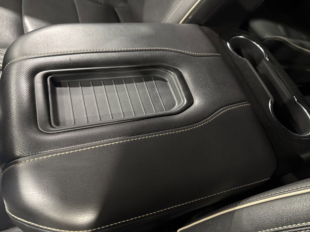 Used 2022 GMC Yukon XL SLT w/ SLT Luxury Package image 34