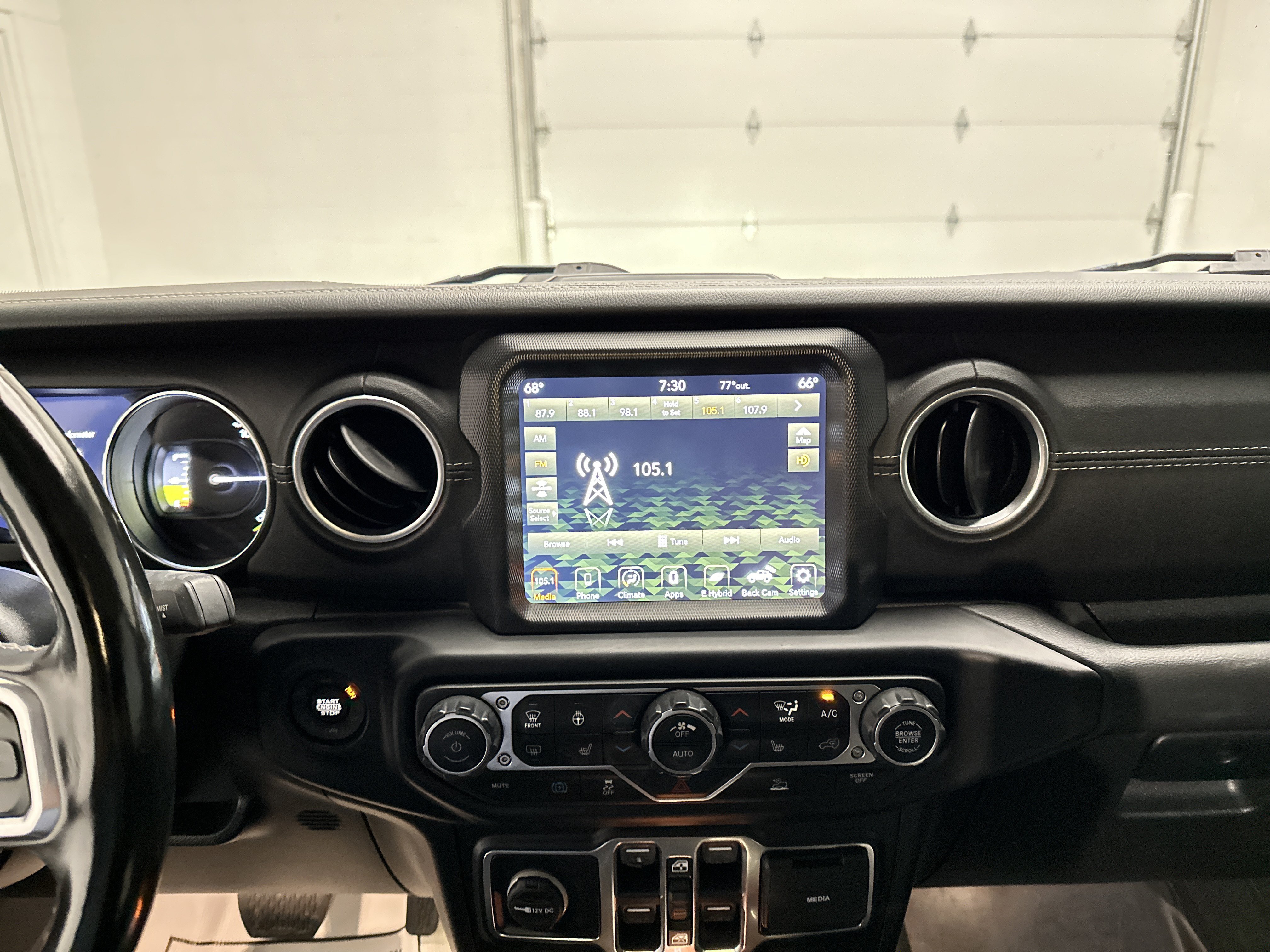 Used 2021 Jeep Wrangler Unlimited Sahara w/ Cold Weather Group AWD/4WD image 28