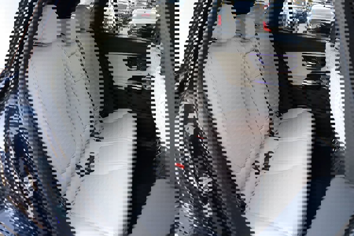 Used 2024 Mercedes-Benz GLC 300 4MATIC w/ AMG Line image 40