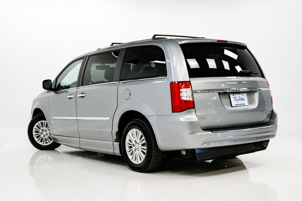 Used 2013 Chrysler Town & Country Limited image 27