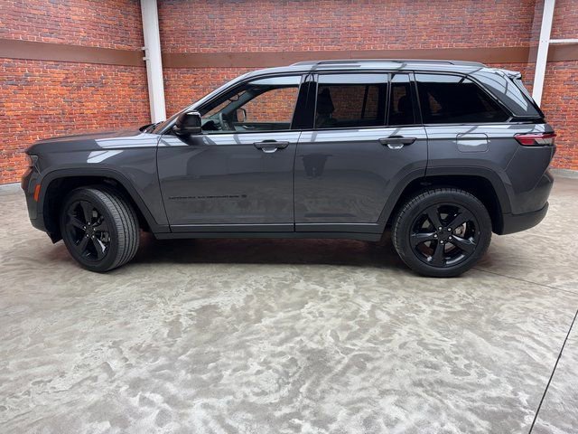Used 2023 Jeep Grand Cherokee Altitude image 2