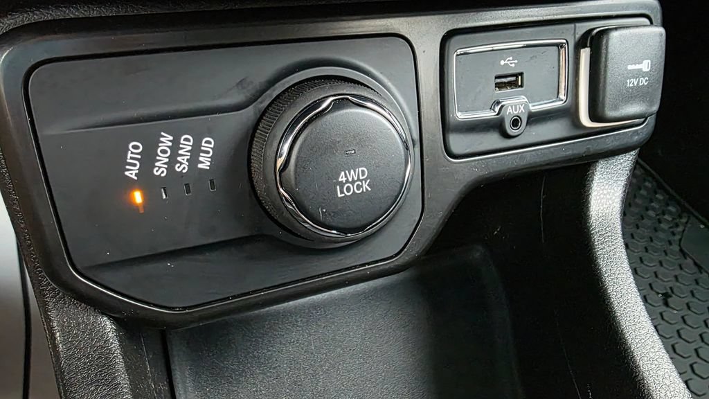 Used 2023 Jeep Renegade Latitude AWD/4WD image 35