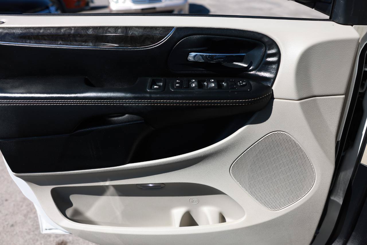 Used 2015 Chrysler Town & Country Touring FWD image 40