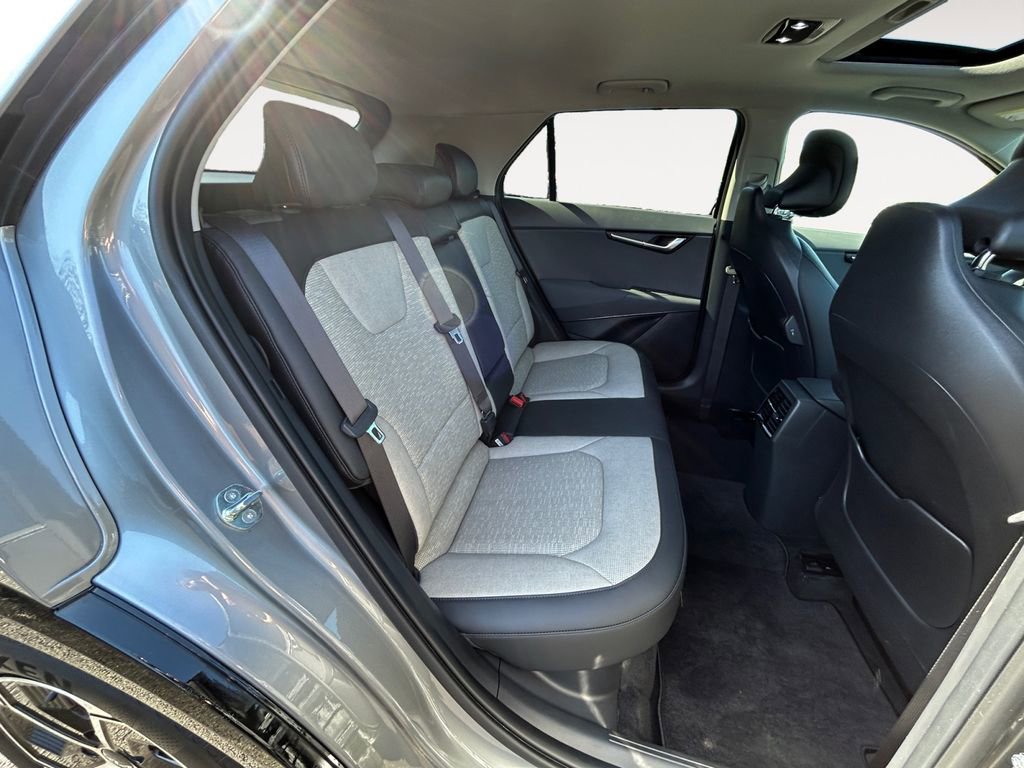 Used 2024 Kia Niro SX image 11