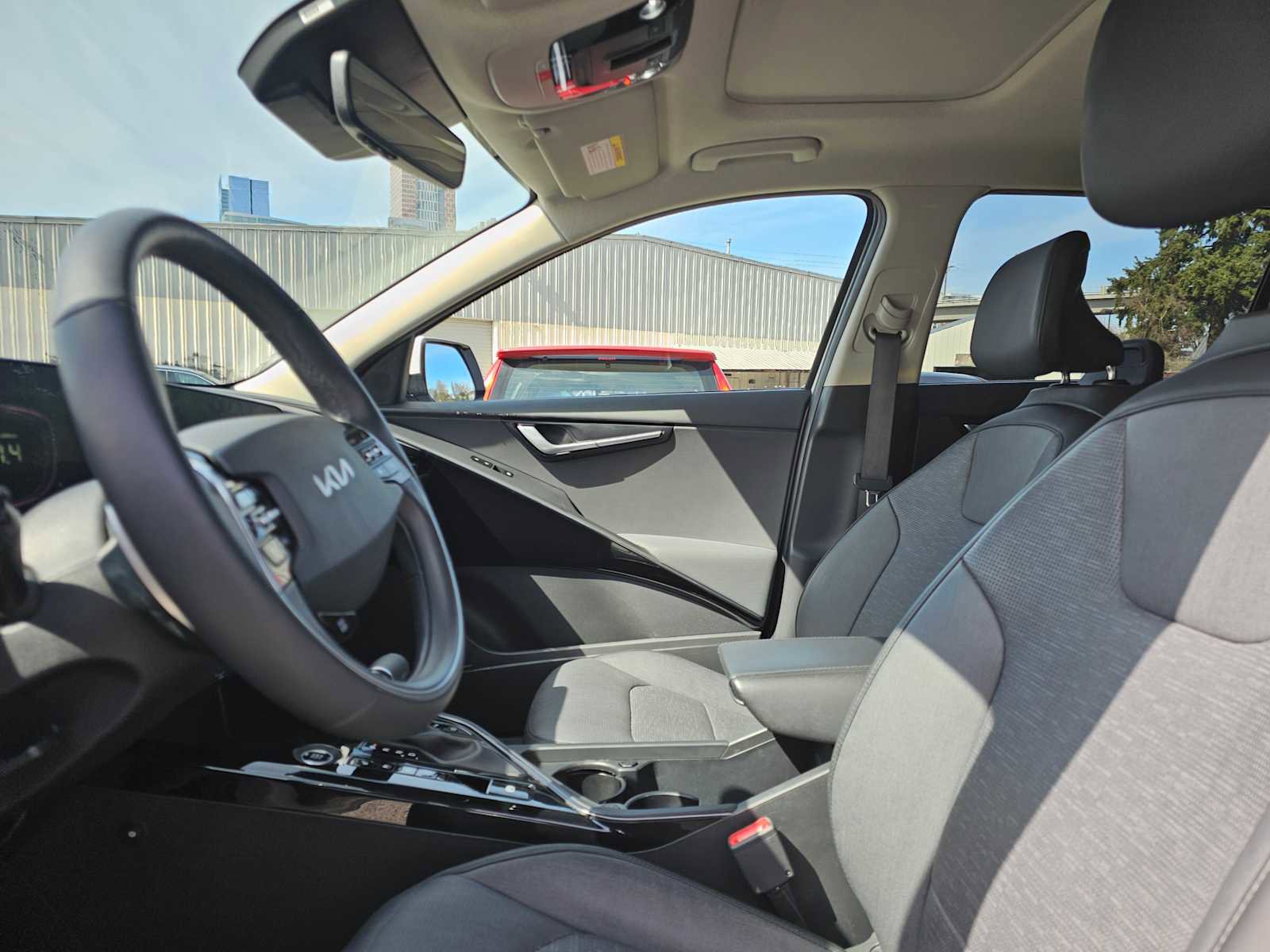 Used 2023 Kia Niro SX image 22
