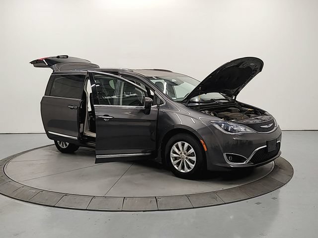 Used 2018 Chrysler Pacifica Touring-L FWD image 10