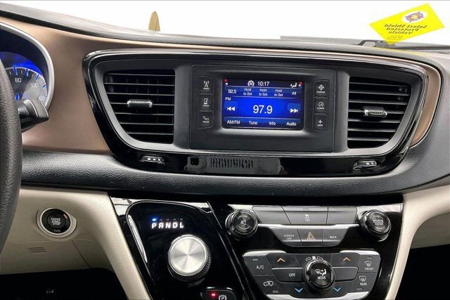 Used 2017 Chrysler Pacifica LX image 5