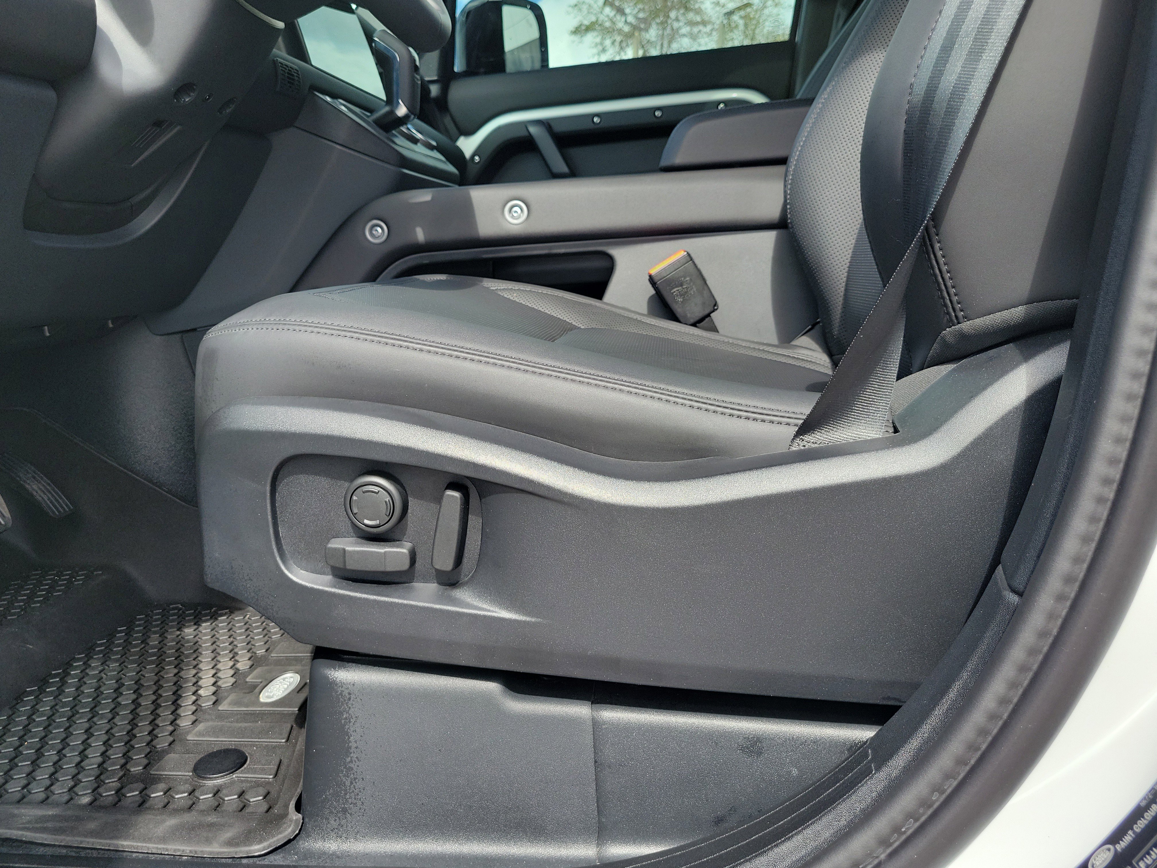 Used 2025 Land Rover Defender 110 S image 14