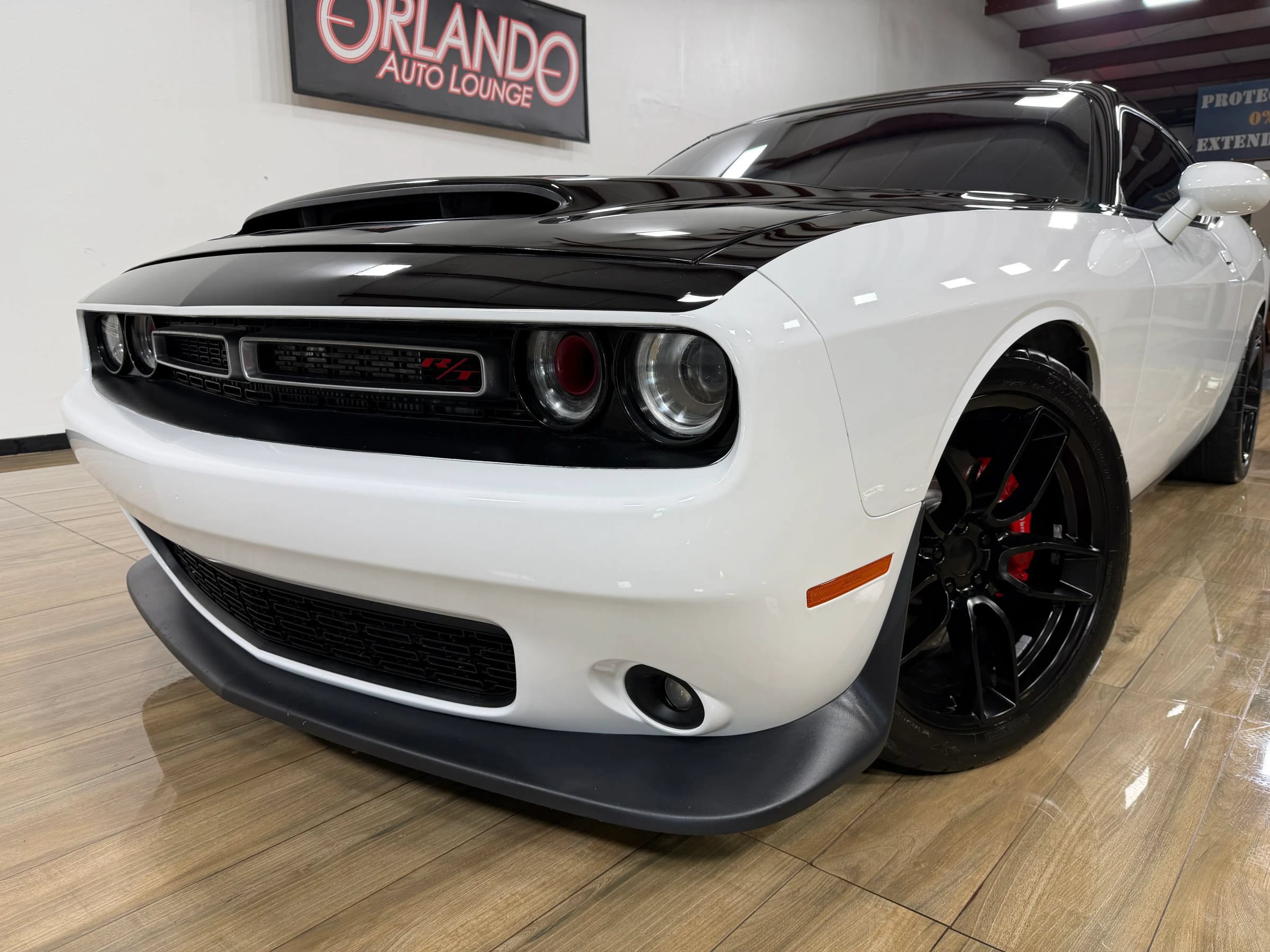 Used 2018 Dodge Challenger R/T Scat Pack w/ Leather Interior Group RWD image 2