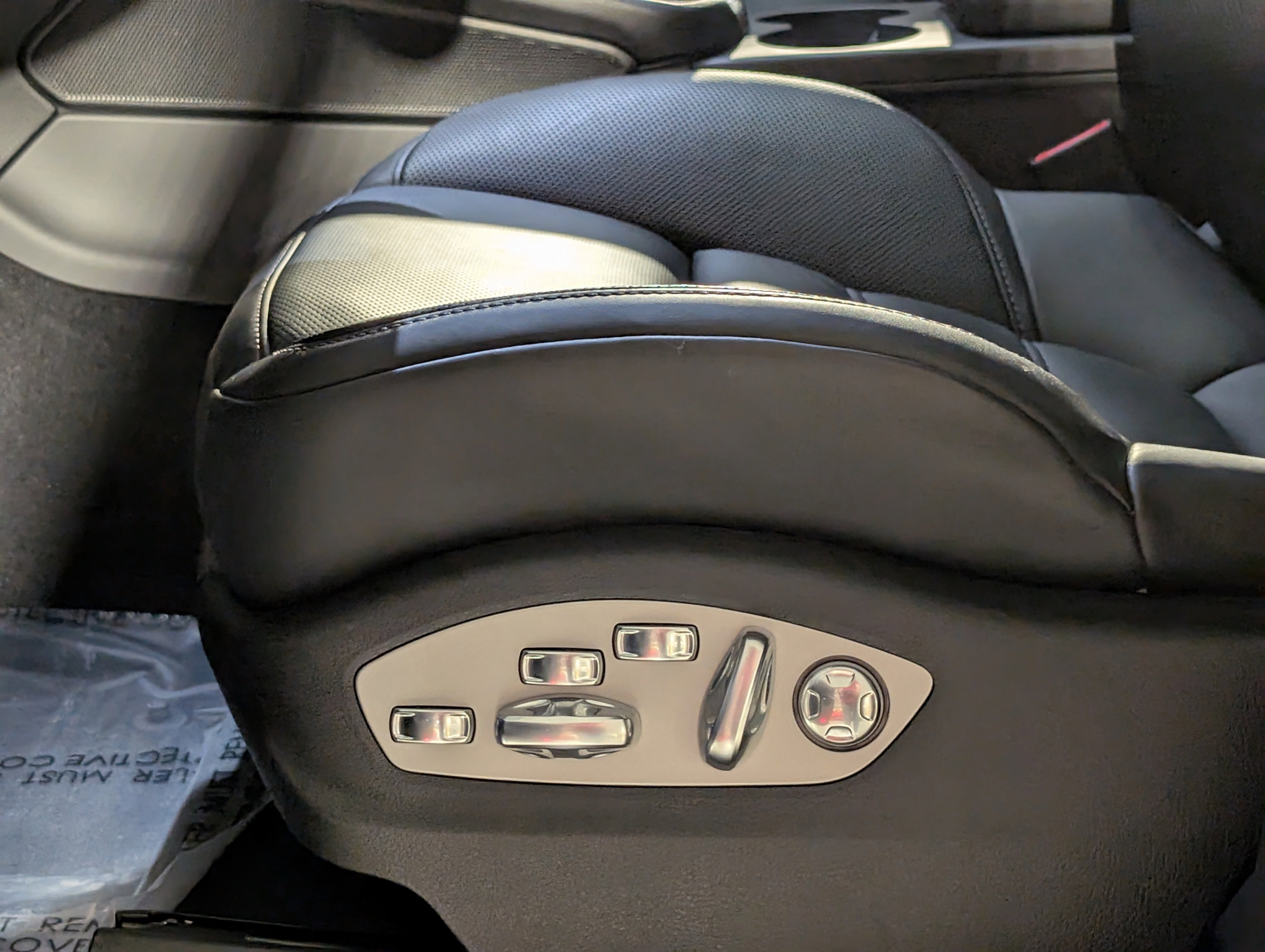 Certified 2025 Porsche Macan image 16