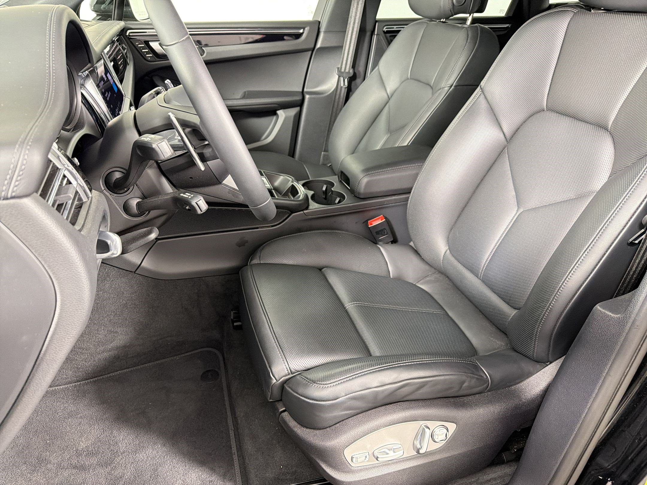 Certified 2026 Porsche Macan AWD/4WD image 5