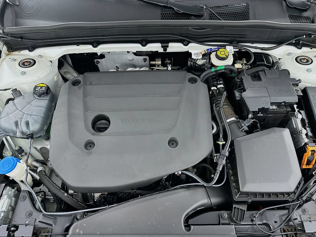 Used 2023 Volvo XC40 B5 Plus AWD/4WD image 30