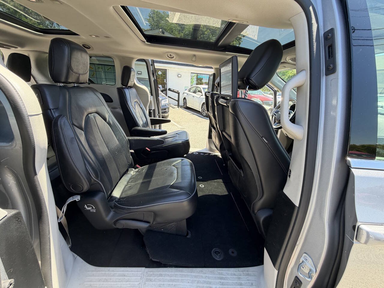 Used 2018 Chrysler Pacifica Limited FWD image 30