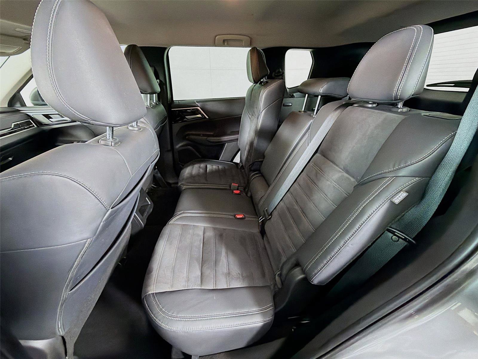Used 2023 Mitsubishi Outlander SE image 21