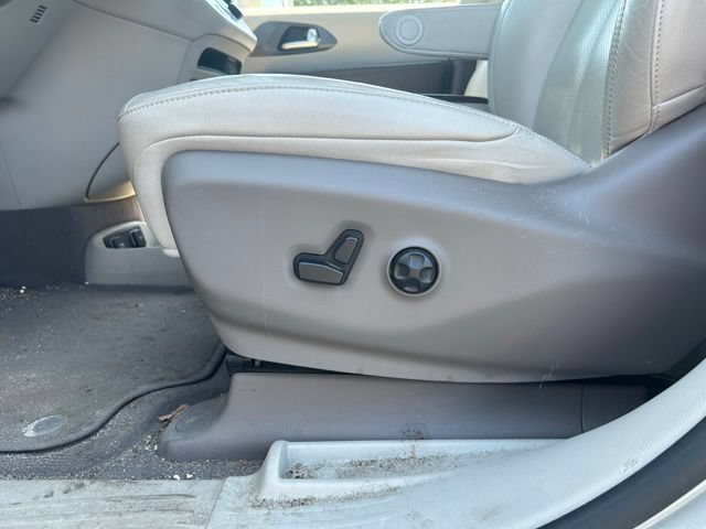 Used 2020 Chrysler Pacifica Touring-L Plus w/ Tire & Wheel Group FWD image 16