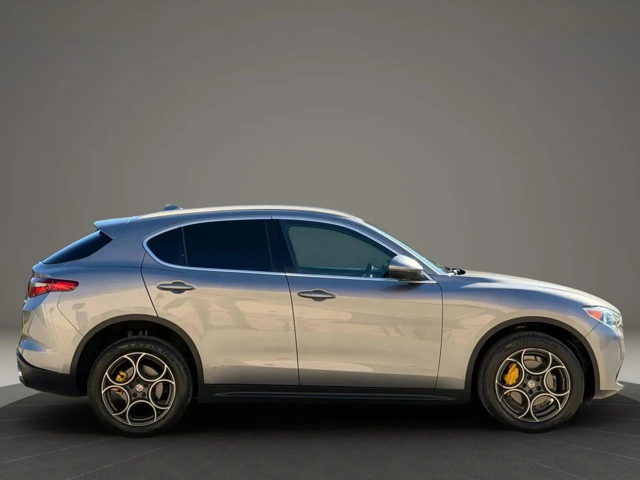 Used 2018 Alfa Romeo Stelvio AWD w/ Convenience Package image 2