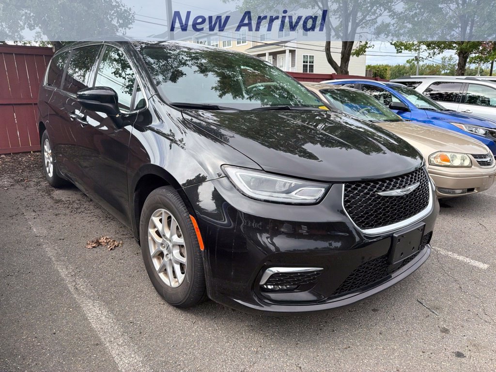 Used 2023 Chrysler Pacifica Touring-L FWD image 2