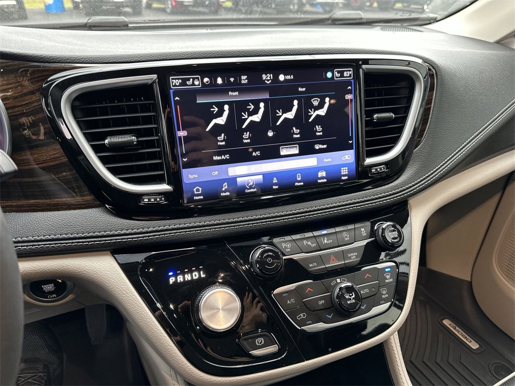 Used 2024 Chrysler Pacifica Limited w/ Uconnect Theater Family Group image 19